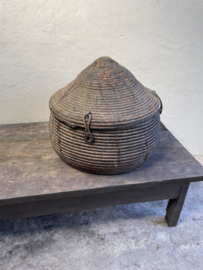 Prachtige 🤩 grote orginele oude vergrijsde mand 60 cm doorsnede dessert basket met deksel landelijk stoer sober vintage uniek desert