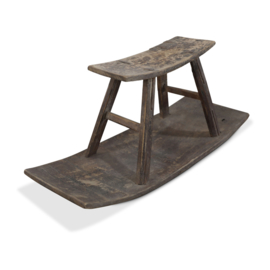Stoere oude vergrijsd houten kruk krukje opstapje schommelstoel voetenbankje landelijk grijs hout landelijk