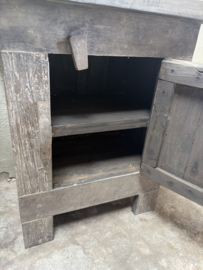 Stoer vergrijsd oud doorleefd houten truckwood kastje nachtkastje nachtkastjes landelijk stoer industrieel vintage hout