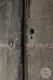 Prachtige grote oude vergrijsd houten poort deur wandpaneel wanddecoratie landelijk patine patina 126 x 88 cm