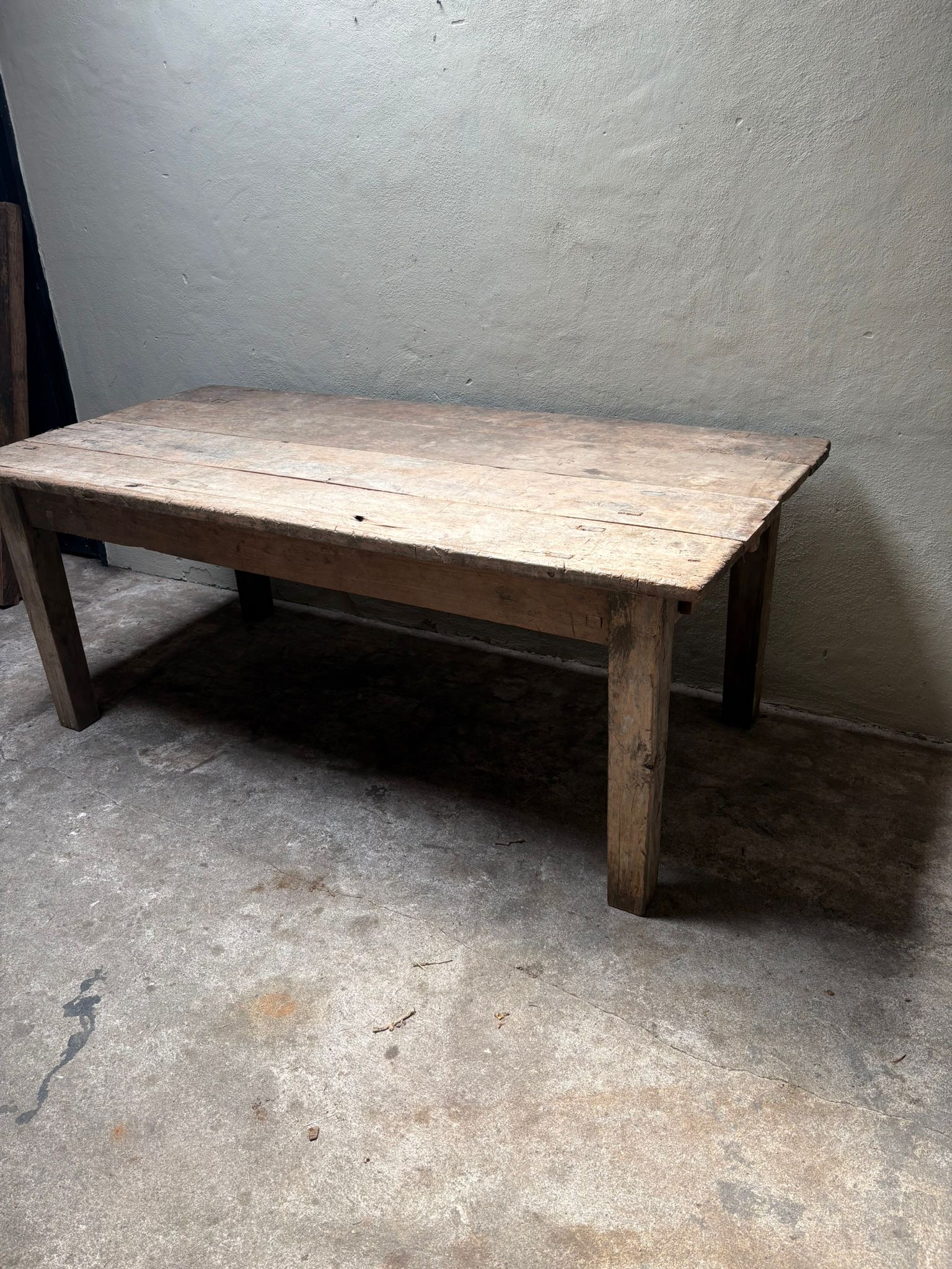 Oude vergrijsd houten tafel eettafel met 2 grote lades blokpoten boerentafel kloostertafel Hoffz  werkbank buro bureau werkbank landelijk stoer 201 x 99 cm uniek grof nerf
