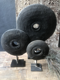 Ruwe ronde graniet schijf ornament grinder op metalen standaard L stoer grijs zwart landelijk