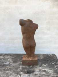 Gietijzeren buste torso vrouw borstbeeld roest landelijk