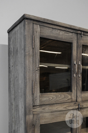 Grote oud vergrijsd houten kast 180 x 82 x 32 cm glaskast vitrinekast keukenkast glas glazen deurtjes vintage landelijke kast