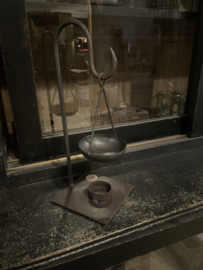 Zwart bruin metalen brander voor amberblokjes hoog model deurblokje geurolie kandelaar hanger hangend theelichtje