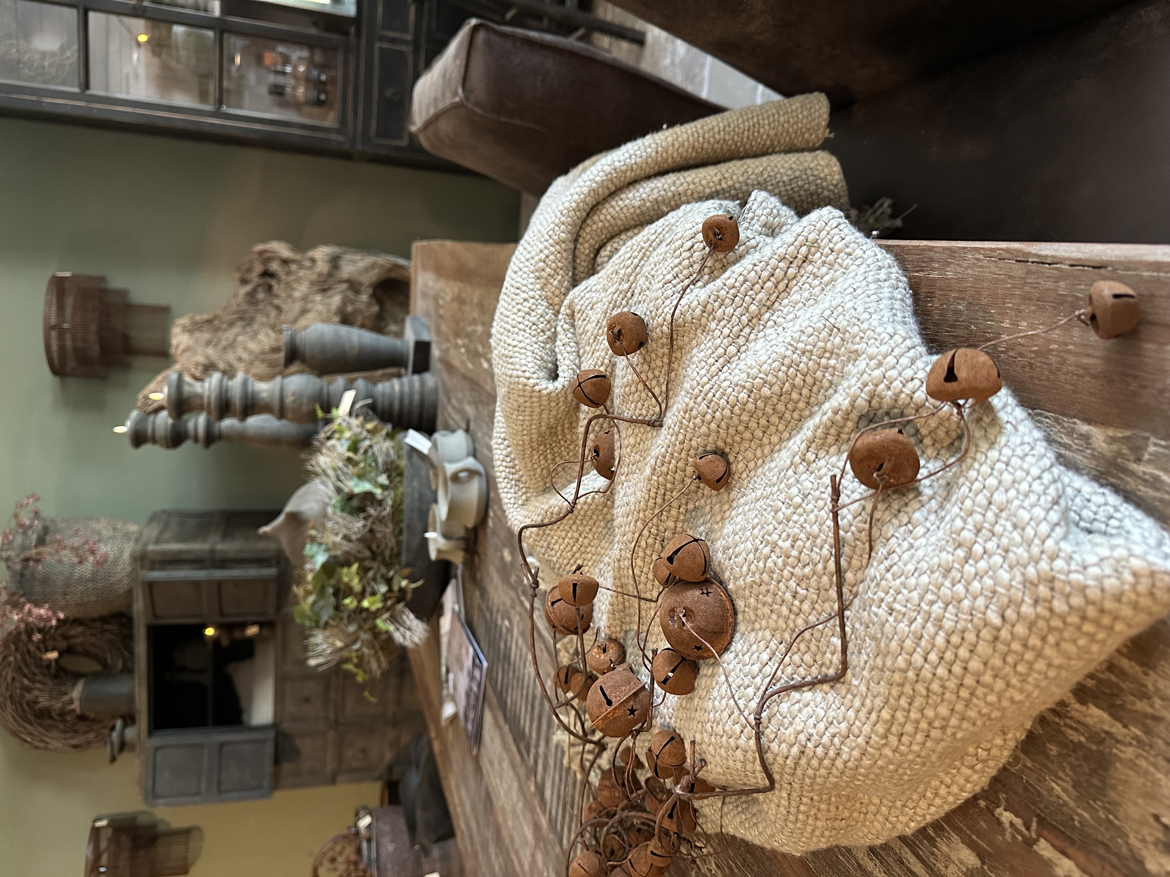 Roest bruine metalen belletjes tak jingle bells kerst landelijk toef decoratie