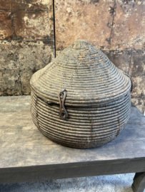 Prachtige 🤩 grote orginele oude vergrijsde mand 60 cm doorsnede dessert basket met deksel landelijk stoer sober vintage uniek desert