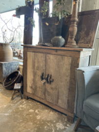 Stoere oude vergrijsd  houten truckwood kast met klos klosje aura Peeperkorn kastje dressoir houten oud hout commode landelijk stoer robuust 2 deuren aura Peeperkorn