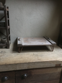 Oud rechthoekig doorleefd vergrijsd houten sloophouten bed tafeltje serveertray ontbijt op bed dienblad opstapje opstap plank op metalen voetjes roest schaal met smeedijzeren metalen handvaten landelijk stoer robuust vintage industrieel