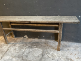 Oude robuuste landelijke vergrijsd houten sidetable wastafel meubel werkbank 219 x 39,5 x H78,5 cm landelijk stoer robuust grof hout