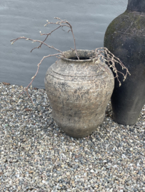 Grote oude verweerd stenen pot met oren vaas kruik bloempot landelijk