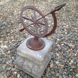 Kleine gietijzeren zonnewijzer tuinornament landelijk
