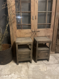 Set van 2 Oude hoge vergrijsd houten nachtkastjes boxspring kastjes links en rechts  landelijk stoer