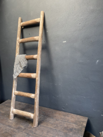 Stoer landelijk oud houten laddertje handdoekenrek ladder trap trapje sober