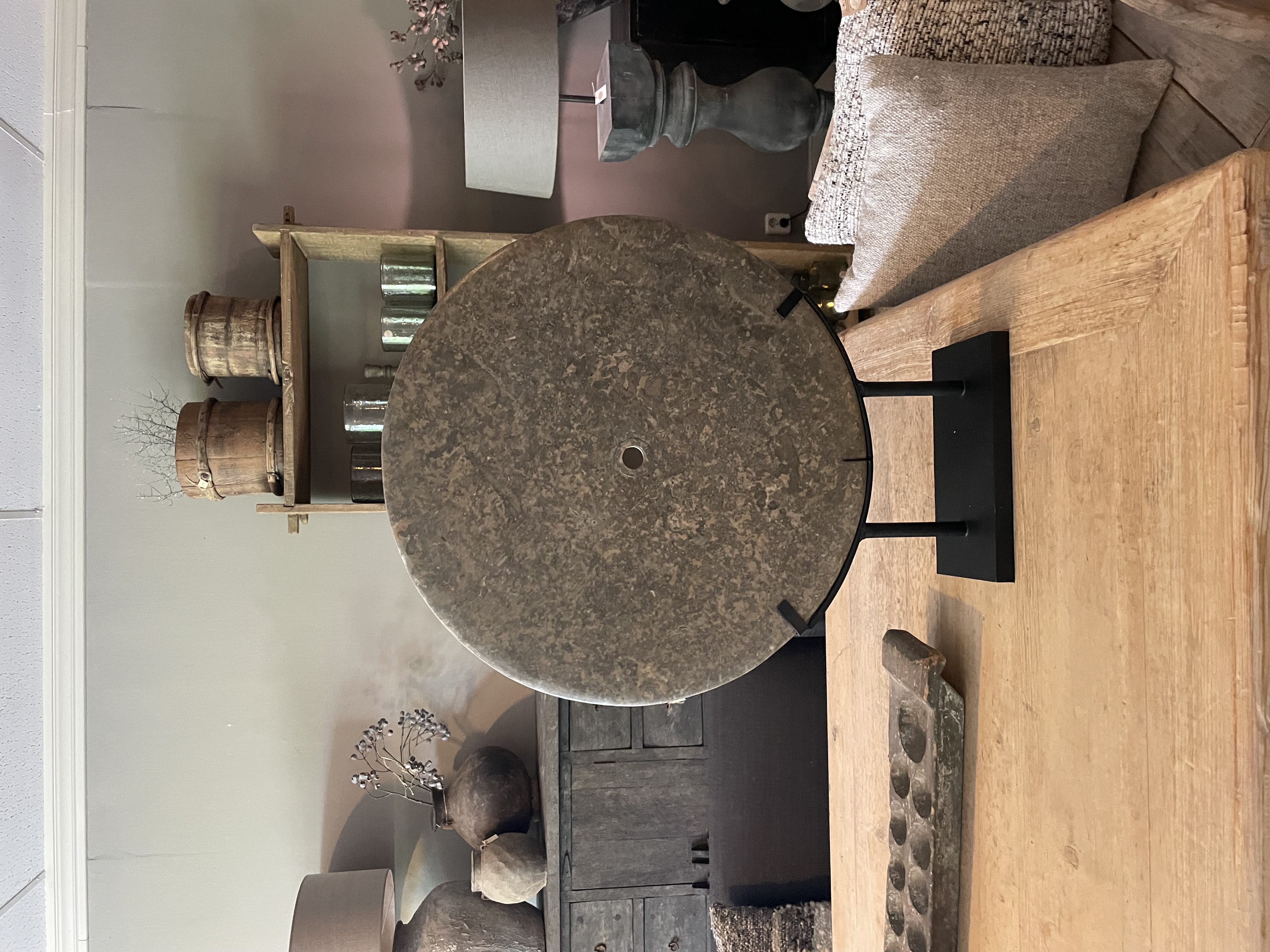 Taupe bruine grijs Brown grey stenen ronde natuursteen natuurstenen schijf ring op voetje 40 cm standaard landelijk boho vintage ornament decoratie