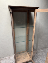 Vergrijsd houten vitrinekast zuil winkelkast 188 x 68 x 54 cm landelijk sober stoer vintage glas glaskast