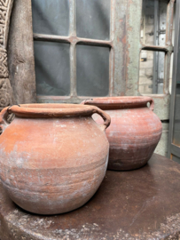 Oude terracotta stenen pot vaas kruik met oortjes landelijk oosters boho kelim vintage