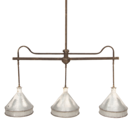 Grote metalen stallamp lamp hanglamp met 3 lichtpunten kappen 104 x 136 x 25 cm grijs bruin metaal landelijk industrieel stoer vintage