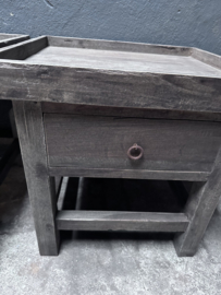Oud vergrijsd houten kastje nachtkastje nachtkastjes hout ladekastje ladekastjes kastjes tafel tafeltje halkastje landelijk bijzettafel bijzettafeltje