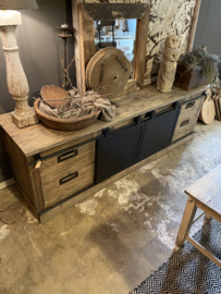 Stoer industrieel landelijk televisiemeubel televisiekast kast dressoir schuifdeuren lades schuifdeurtjes sidetable sideboard metaal hout vergrijsd