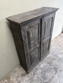 Oud houten dichte kast dicht kastje 2deurs halkastje legplanken vergrijsd origineel oudje landelijk stoer sober