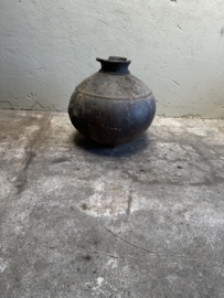 Prachtige vergrijsd antieke claypot Nepal kruik stenen vaas pot landelijk stoer sober vintage 48 x 45 cm