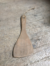 Vergrijsd houten keukengerei pollepel spaan spatel lepel schep landelijk aan grof jute touw