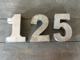 Zinken verzinkte letter nummers cijfers huisnummer huisnummers letters industrieel UITVERKOOP LAATSTE landelijk zink verzinkt metaal metalen nr. 1,2,3,4 & 6 en de A,B,R,S,L,X en M niet meer leverbaar