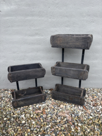 Stoer oud houten Wandrek 2 mal bruin grijs zwart schap hangkastje brickmal wandkastje Baksteenmal baksteenmallen rek landelijk stoer hout metalen beslag industrieel vintage urban