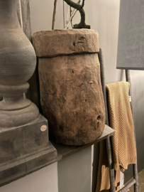 Grote robuuste oude doorleefd houten pot vaas kruik landelijk stoer robuust
