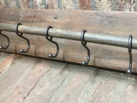 Stoere vergrijsd houten kapstok wandrek wandplank wandkapstok grijs grijze metaal " zinken " stang rail landelijk stoer industrieel vergrijsd hout metaal haken