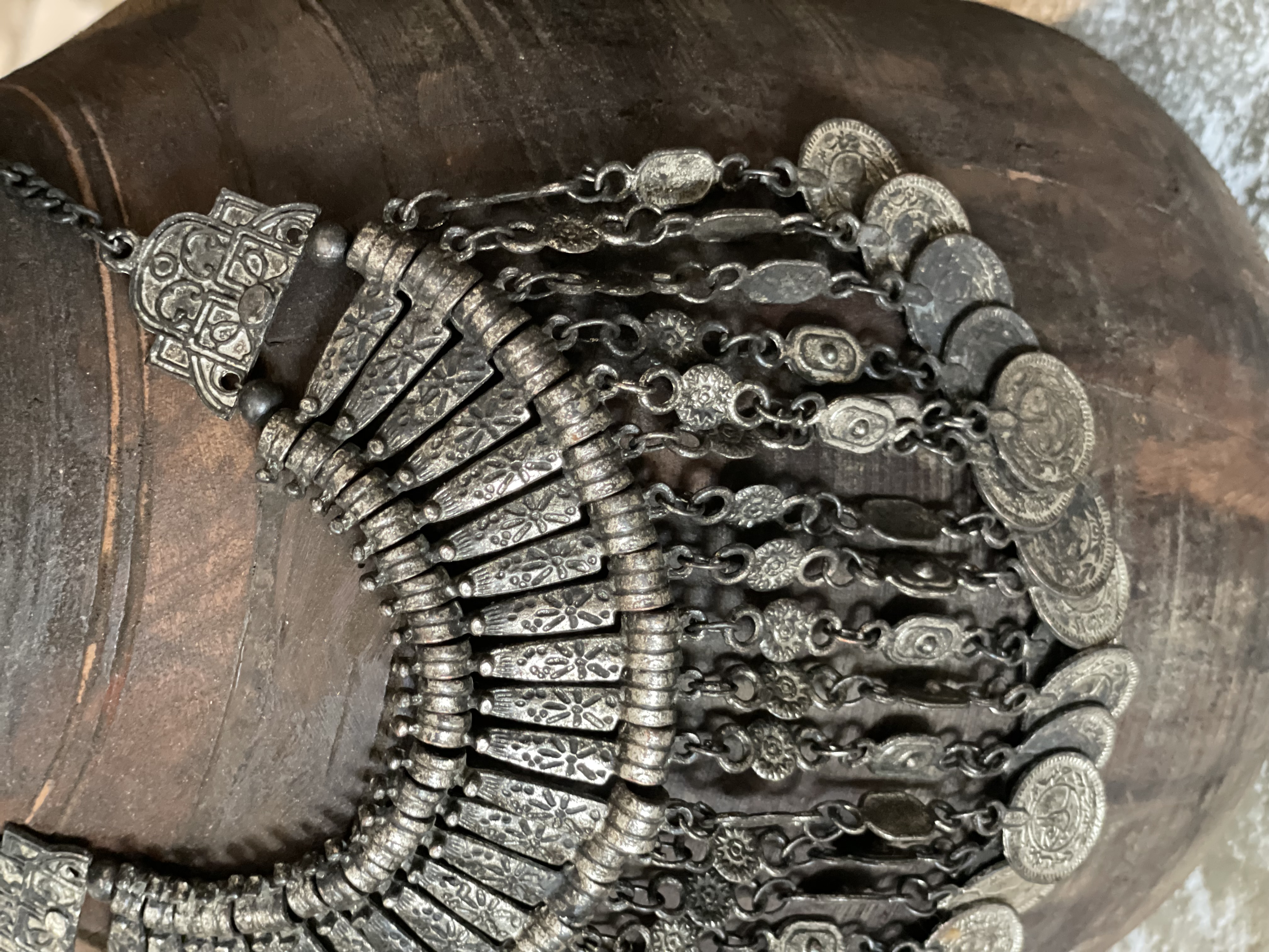 Prachtige oude houten Nepal pot kruik vaas hout met metalen sieraad landelijk stoer shabby vintage