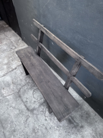 Stoere oude vergrijsd doorleefd houten bank 136 cm bankje tuinbank veranda eetkamerbank landelijk stoer vintage boerenbank stoer nostalgie