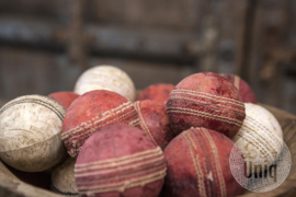 Orginele oude cricket ballen bal bol bollen decoratie vintage urban landelijk