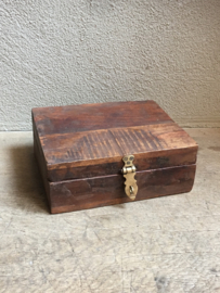 Stoere oude houten theedoos theekist theekistje theebox spicebox kruidendoos landelijk robuust oud hout