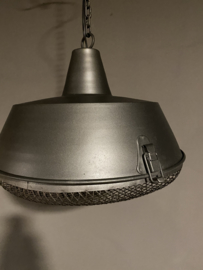 Stoere grijze metalen industriële lamp hanglamp grijs fabriekslamp industrieel landelijk stoer industriële lamp kap metaal