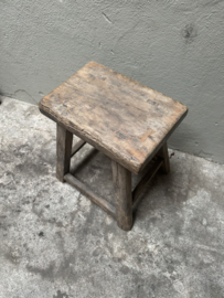 Oude vergrijsd doorleefd houten bijzettafel kruk elmwood nr 17 krukje tafel landelijk stoer