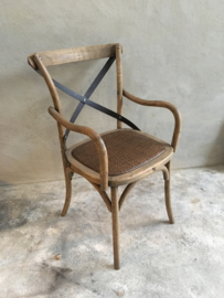 Vergrijsd houten stoel stoeltjes kruisrug stoelen met armleuning armleuningen metaal beslag rotan ratan rieten zitting country landelijk stoer