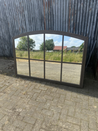 Grote vergrijsd houten spiegel Stalraamspiegel B180 x H121 cm kozijn toog toogspiegel landelijk stoer sober industrieel