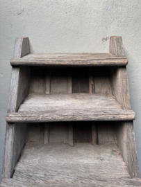 Oude vergrijsd houten dichte trap voor opkamer kelder of verdieping voor renovatie bij oud pand bijvoorbeeld boekenrek boekenkast etagere vide vliering kelder schap rek landelijk stoer