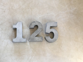 Zinken verzinkte letter nummers cijfers huisnummer huisnummers letters industrieel UITVERKOOP LAATSTE landelijk zink verzinkt metaal metalen nr. 1,2,3,4 & 6 en de A,B,R,S,L,X en M niet meer leverbaar