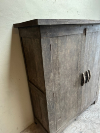 Vergrijsd houten kast 2 deurs linnenkast klos servieskast landelijk kabinet stoer 162 x 141  cm