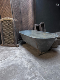 Oud zinken metalen bad teil badkuip decoratie brocant stoer landelijk