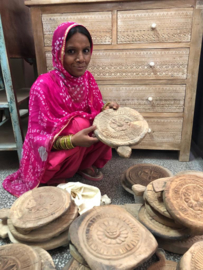 Oude houten roti plank kaasplank rond japatti bewerkt chaglota onderzetters onderzetter rond oud landelijk stoer robuust hout chapati