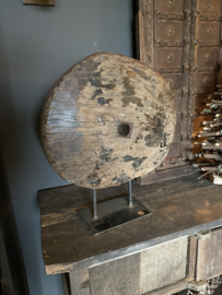 Groot oud vergrijsd doorleefd houten wiel grinder rond ornament spoel katrol landelijk stoer industrieel urban