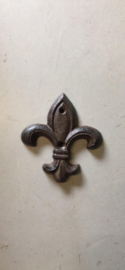 Gietijzeren ornament Franse punt lelie muuranker bruin landelijk brocant