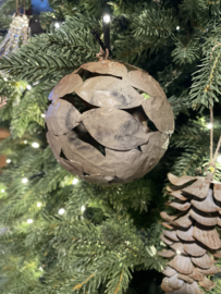 Open gewerkte kerstballen van herfstbladeren ijzer