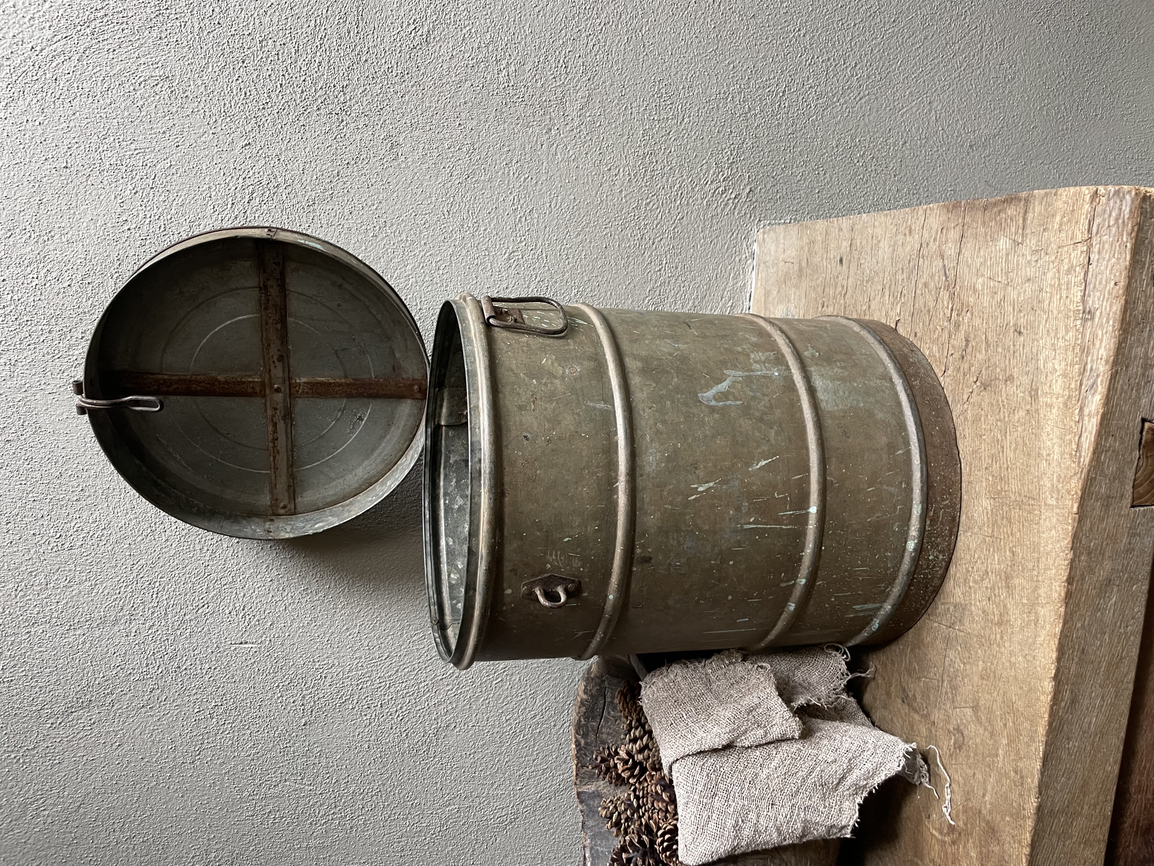 Oude metalen ton tonnetje prullenbak vuilnisbak vintage bloempot bloembak groot olievat vat kruk bijzettafel voorraad blik trommel industrieel vintage  bakje ton rijstton graanton rijstbak vat emmer met deksel
