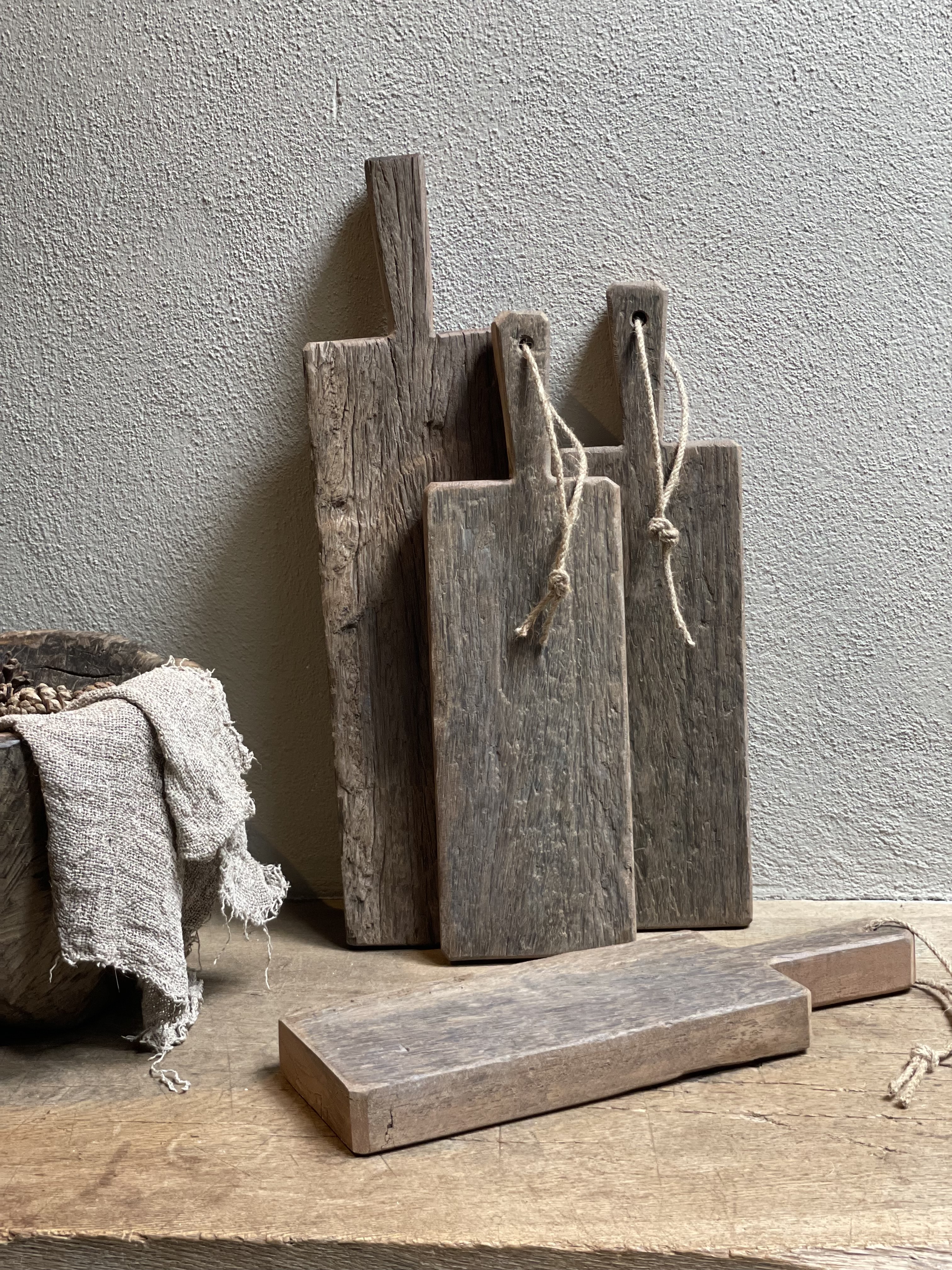 Hele stoere dikke oud houten plank planken snijplank borrelplank tapas kaasplank broodplank met jute touw landelijk