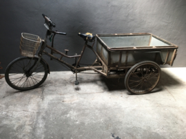 Orginele oude metalen transportfiets eye catcher bakfiets ( riksja ) bakkerskar bakkersfiets plantenbak  goederenfiets winkel reclame decoratie uniek item industrieel vintage grijs bruin zwart metaal plantenbak winkel